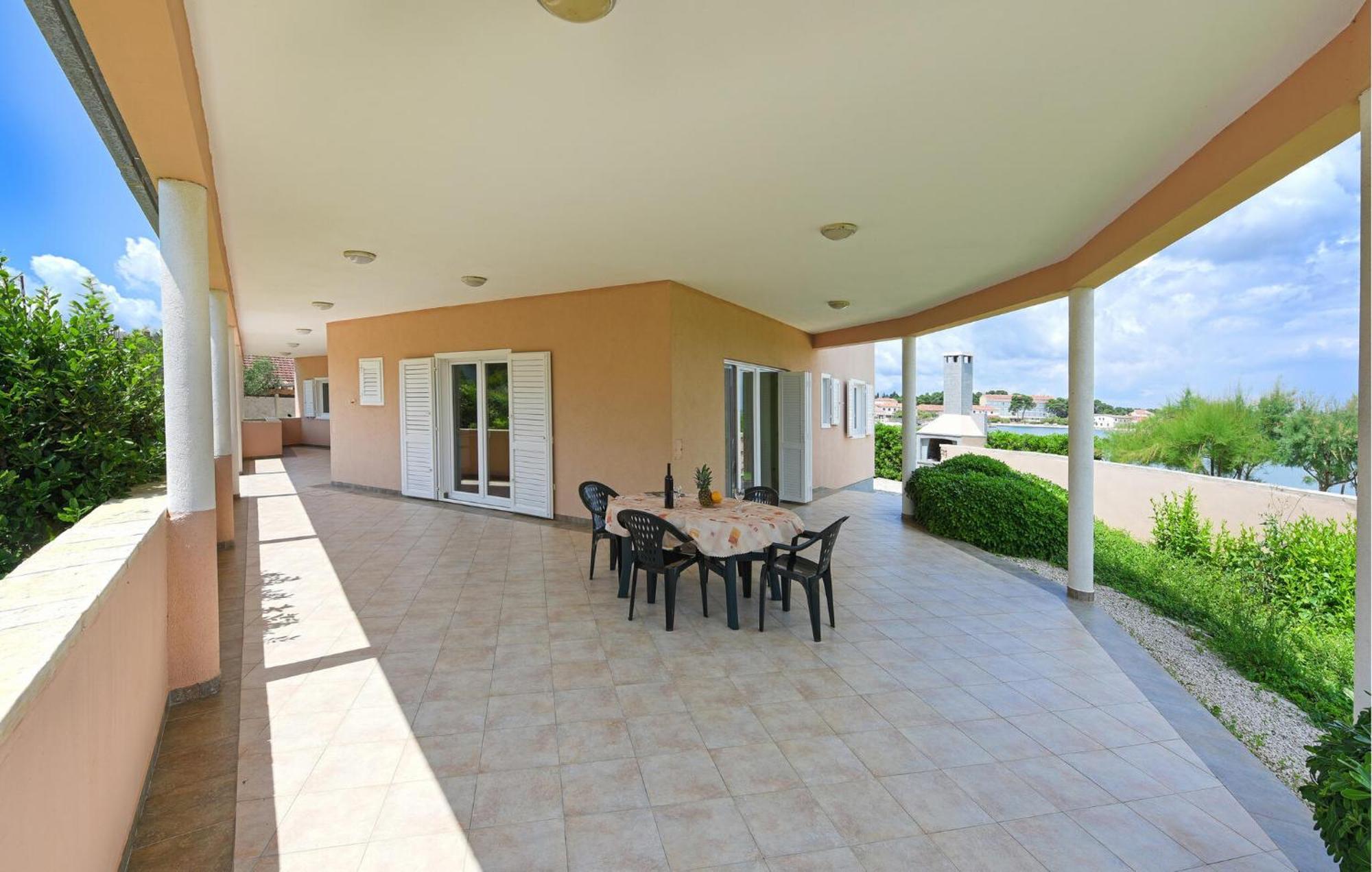 In With House Sea View Apartman